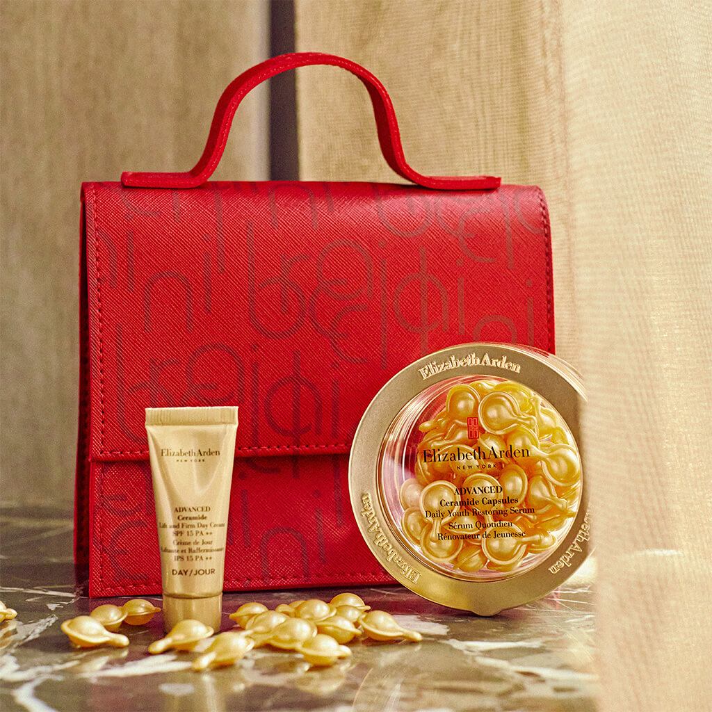 elizabeth arden x braccialini, borsetta a mano in simil saffiano bordeaux con l'iconico pattern Braccialini Tua